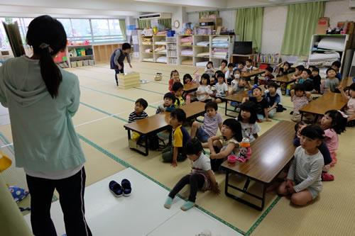 秋田東幼稚園では、通常の保育時間以外にも事情によって保育を希望する方に、預かり保育を行っています。